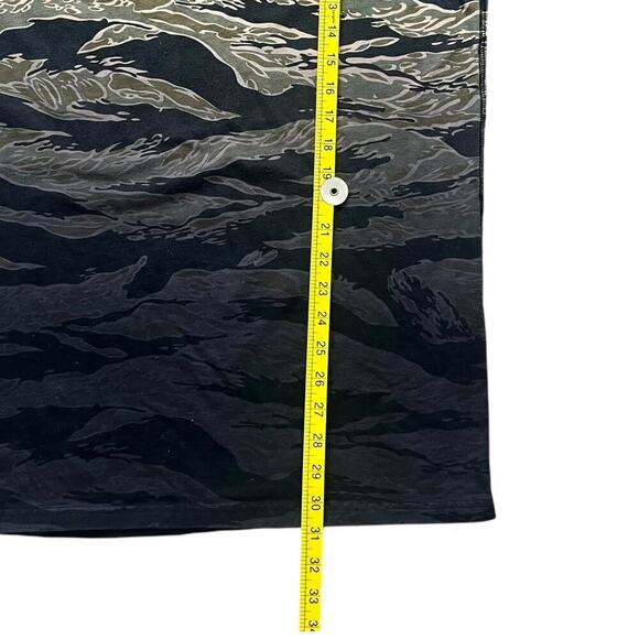 Black Scale Men Crewneck T Shirt XL Green Black Camo Tiger Dye Ombre - Picture 6 of 6